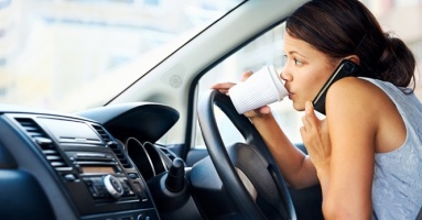 Luật mới ở California cấm tài xế chạm vào điện thoại khi đang lái xe