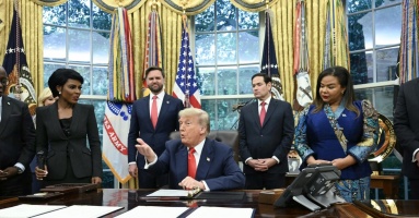 Ông Trump nói đùa khi khen nữ phóng viên xinh đẹp