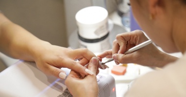 Chủ tiệm nhắc thợ nail đừng vì lương thưởng mà đánh mất chỗ làm yên ổn