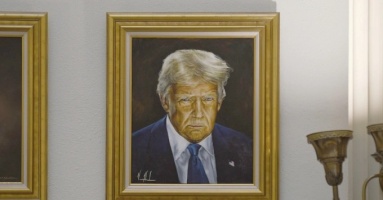Bang Mỹ đổi ảnh chân dung ông Trump sau khi bị chê