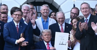 Ông Trump ký duyệt 'Đạo luật to đẹp'