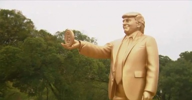 Xuất hiện tượng vàng ông Trump cầm Bitcoin trước tòa quốc hội Mỹ