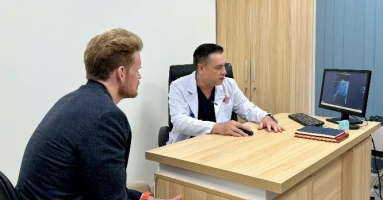 Chạy chữa 15 năm, bệnh nhân nước ngoài lần đầu khỏi bệnh tại Bệnh viện Bình Dân