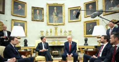 Ông Trump khoe đồ trang trí bằng vàng ở Nhà Trắng