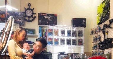 Chuyện tình sóng gió của chàng trai kém vợ 17 tuổi Chuyện tình sóng gió của chàng trai kém vợ 17 tuổi