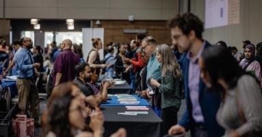 Mỹ: Dân văn phòng mất việc hàng loạt, thợ lành nghề 'lên ngôi'