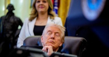 Ông Trump gây chú ý vì nhắm nghiền mắt trong sự kiện ở Nhà Trắng