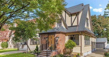 Nhà thơ ấu của ông Trump được rao bán hơn 2 triệu USD