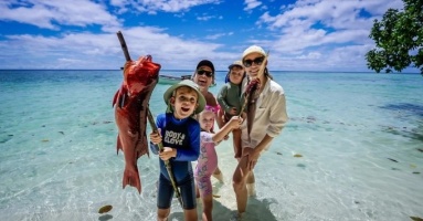 Cuộc sống như thiên đường của gia đình trên đảo hoang Cuộc sống như thiên đường của gia đình trên đảo hoang