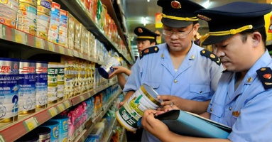 Vụ thu giữ hơn 11.000 tấn sữa pha melamine khiến 6 trẻ tử vong, 300.000 trẻ bị bệnh: Phụ huynh hoang mang giữa 'ma trận' sữa giả Vụ thu giữ hơn 11.000 tấn sữa pha melamine khiến 6 trẻ tử vong, 300.000 trẻ bị bệnh: Phụ huynh hoang mang giữa 'ma trận' sữa giả