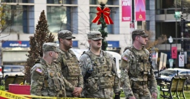 Người Mỹ kể cảnh hỗn loạn khi vệ binh bị phục kích gần Nhà Trắng Người Mỹ kể cảnh hỗn loạn khi vệ binh bị phục kích gần Nhà Trắng