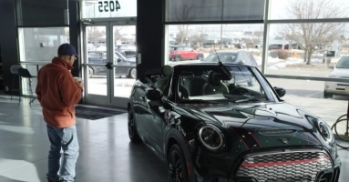 Người Mỹ chùn tay khi giá ôtô tăng cao Người Mỹ chùn tay khi giá ôtô tăng cao