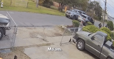 Đặc vụ nhập cư truy đuổi người phụ nữ Mỹ đến tận cửa nhà Đặc vụ nhập cư truy đuổi người phụ nữ Mỹ đến tận cửa nhà