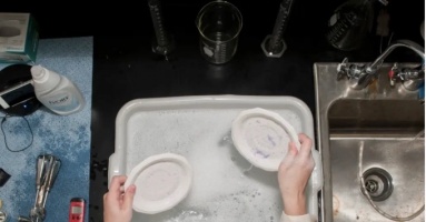 Vì sao không nên rửa bát ngay sau bữa ăn? Vì sao không nên rửa bát ngay sau bữa ăn?