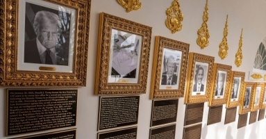 Ông Trump cho treo ảnh châm chọc hai người tiền nhiệm