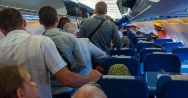 Những hành vi kém sang khi xuống máy bay