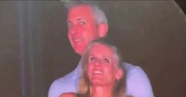 Cái giá phải trả sau nụ hôn với CEO trên Kiss Cam