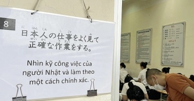 Gánh nặng 'kiếm tiền thay cả gia đình' bào mòn người xa xứ