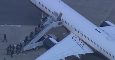 Giây phút Tổng thống Venezuela bị áp giải xuống sân bay Mỹ