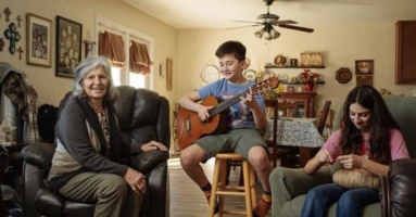 Ông bà Mỹ 'còng lưng' gánh chi phí nuôi cháu