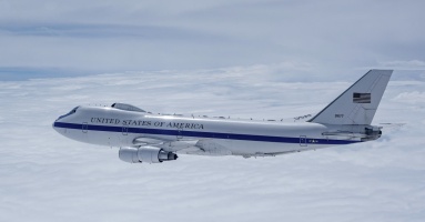 Mạng xã hội Mỹ dậy sóng vì máy bay 'Ngày tận thế' xuất hiện ở Los Angeles