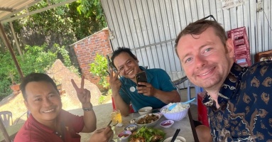 Người nước ngoài học cách sống chung với hàng xóm Việt