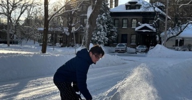 Người Việt kể quy định bắt buộc xúc tuyết trước nhà ở Canada