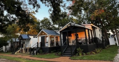 Người già Mỹ bán nhà to, vào làng tí hon dưỡng già