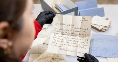 Bí mật mối tình vụng trộm hơn 100 năm trước trong hộp giày cũ