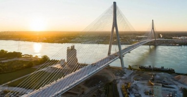 Tỷ phú muốn ngăn cầu biên giới Mỹ - Canada bằng mọi giá