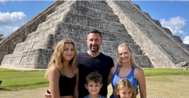 Hối hận sau 5 năm đưa con đi khắp thế giới