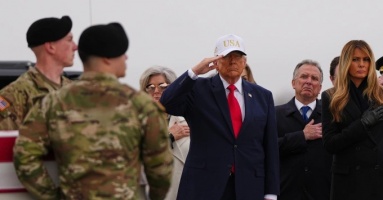 Ông Trump bị chỉ trích vì đội mũ trong lễ đón thi hài lính Mỹ Ông Trump bị chỉ trích vì đội mũ trong lễ đón thi hài lính Mỹ