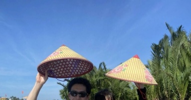 Chàng trai Canada 'bẻ lái cuộc đời' vì tình yêu với cô gái Việt Chàng trai Canada 'bẻ lái cuộc đời' vì tình yêu với cô gái Việt