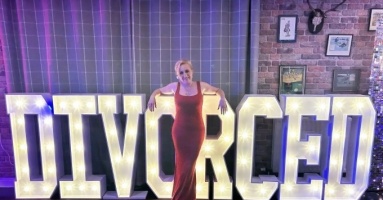 Bà mẹ hai con mở tiệc ăn mừng ly hôn Bà mẹ hai con mở tiệc ăn mừng ly hôn