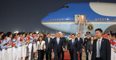 Trung Quốc trải thảm đỏ đón ông Trump ở sân bay Bắc Kinh