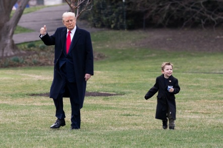 Khoảnh khắc con trai Elon Musk tung tăng chạy theo ông Trump lên trực thăng