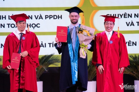 Chàng trai người Mỹ chọn học và tốt nghiệp thạc sĩ Toán tại Việt Nam