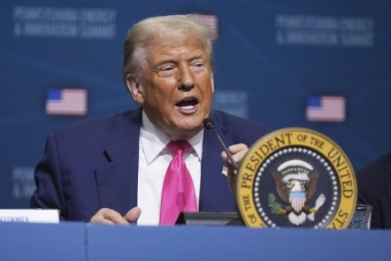 Ông Trump gây thắc mắc khi kể chuyện về kẻ đánh bom hàng loạt Ông Trump gây thắc mắc khi kể chuyện về kẻ đánh bom hàng loạt