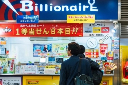 Trúng độc đắc nhưng giấu vợ để sống xa hoa một mình