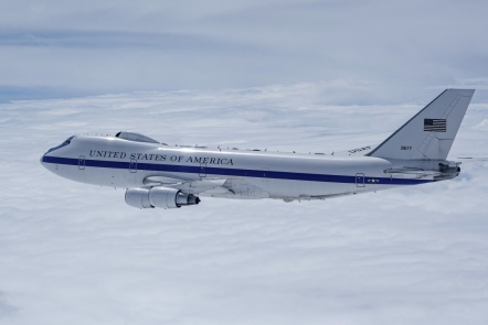 Mạng xã hội Mỹ dậy sóng vì máy bay 'Ngày tận thế' xuất hiện ở Los Angeles