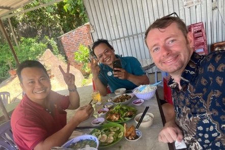 Người nước ngoài học cách sống chung với hàng xóm Việt