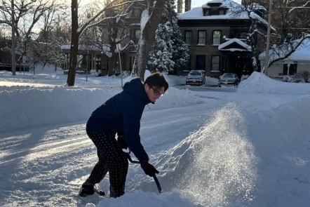 Người Việt kể quy định bắt buộc xúc tuyết trước nhà ở Canada