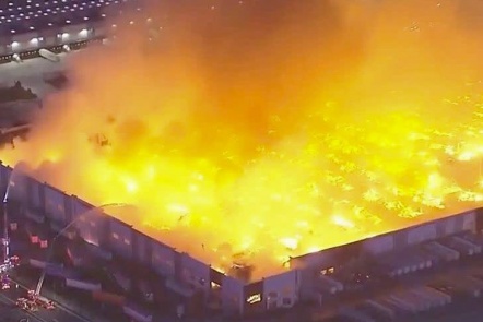 Cháy kho giấy vệ sinh phục vụ 50 triệu người ở California