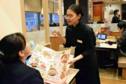 Nhật siết visa lao động khiến ngành nhà hàng lao đao