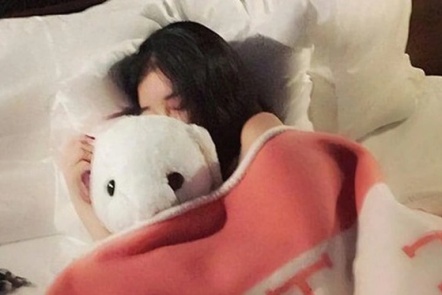 Có 2 thứ nên đặt gần giường ngủ và 3 thứ nên để 'càng xa càng tốt', nhiều người không hề biết nên vô tình gây ảnh hưởng xấu tới sức khỏe Có 2 thứ nên đặt gần giường ngủ và 3 thứ nên để 'càng xa càng tốt', nhiều người không hề biết nên vô tình gây ảnh hưởng xấu tới sức khỏe