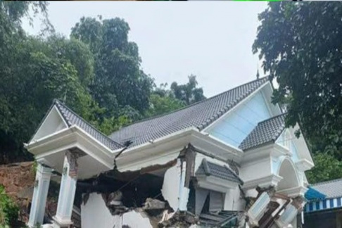 Sập biệt thự sau trận mưa lớn kéo dài ở Hà Nội, gia đình 7 người hoảng loạn tháo chạy
