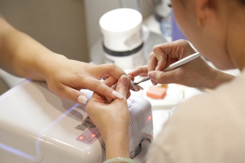 Chủ tiệm nhắc thợ nail đừng vì lương thưởng mà đánh mất chỗ làm yên ổn